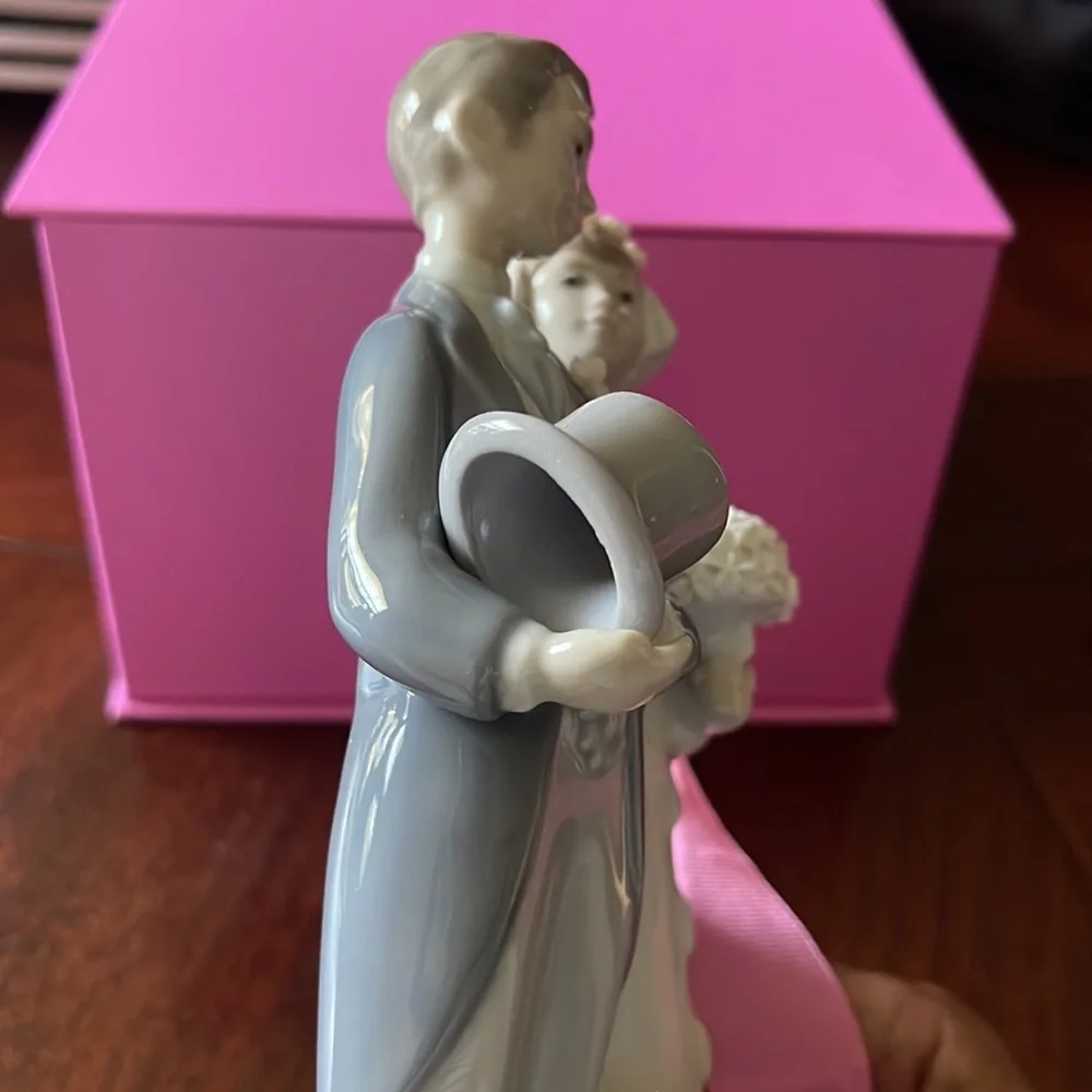 Vintage Lladro Bride and Groom Wedding Figurine